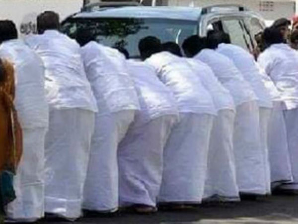 கார் சக்கரத்தை கும்பிட்டவர்கள்