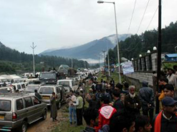 குனிந்தபடியே ஓட்டிச் சென்றார் 