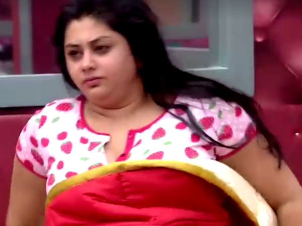 நமீதாவை கட்டிப்பிடிக்க சென்ற ஜூலி