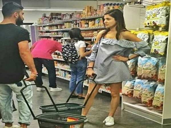 சூப்பர் மார்க்கெட்டில் ஷாப்பிங் சூப்பர் மார்க்கெட்டில் ஷாப்பிங்