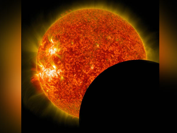 வெறும் கண்ணால் பார்க்க கூடாது 