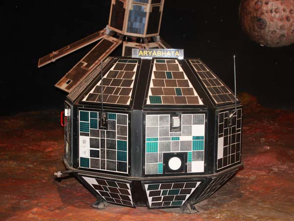 ஆர்யப்பட்டாவை செலுத்த.. 