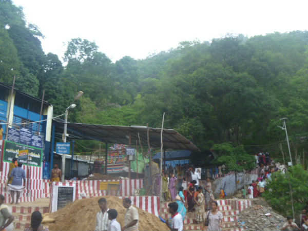 மலைப்பாதையில் குவிந்த பக்தர்கள்