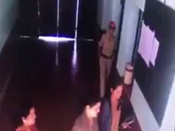 கண்காணிப்பாளர் அலுவலகத்தில் சந்திப்பு 