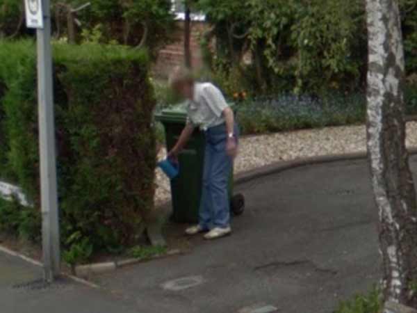 செடிகளுக்கு தண்ணீர் விடும் தாய்