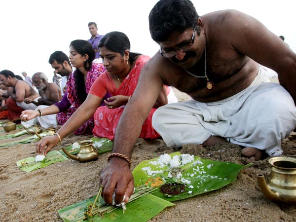 ஆடி அமாவாசையில் வீடு தேடி வரும் முன்னோர்கள் | aadi amavasai is auspices day  to honour our ancestors and to receive their blessings - Tamil Oneindia