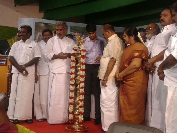 AIADMK mens shake Jayalalitha photo in Courtallam saaral festival