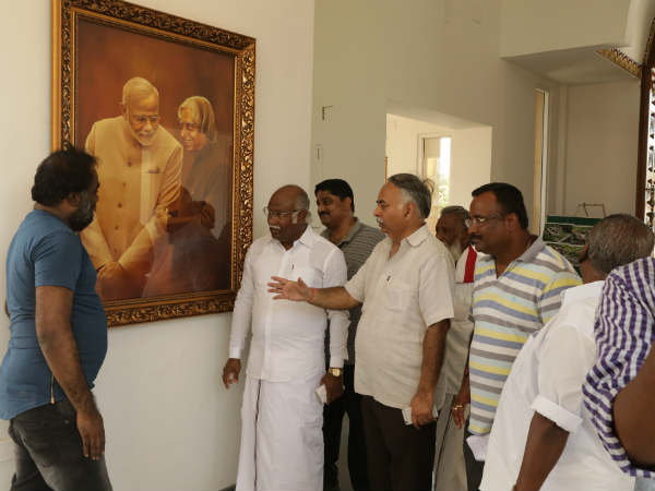 AP Sridhar honours Kalam with paintings ans silicon statues