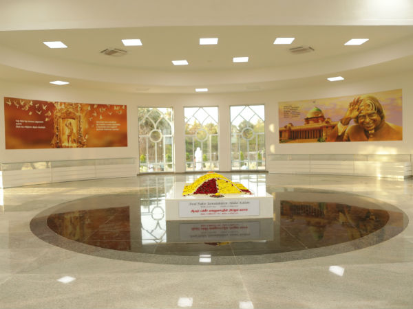 AP Sridhar honours Kalam with paintings ans silicon statues