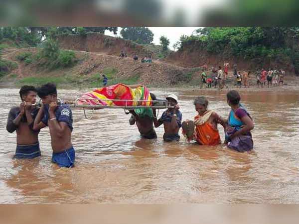 Odisha: Denied ambulance, family carry pregnant woman on stretcher Odisha: Denied ambulance, family carry pregnant woman on stretcher