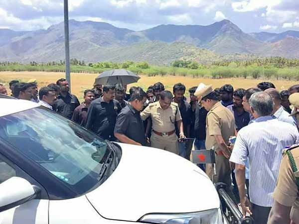 போலீசாருடன் வாக்குவாதம்