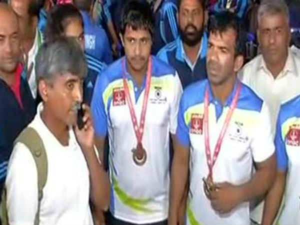 வாழ்த்து தெரிவிக்காத அமைச்சர் வாழ்த்து தெரிவிக்காத அமைச்சர்