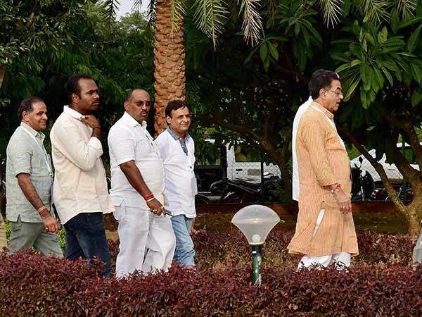 எம்எல்ஏக்கள் சிறைவைப்பு எம்எல்ஏக்கள் சிறைவைப்பு