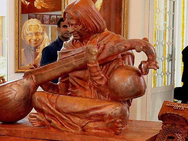 வீணையுடன் சிலைக்கு கண்டனம் 