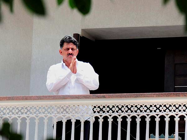  கட்சிக்குள் எதிரிகள்