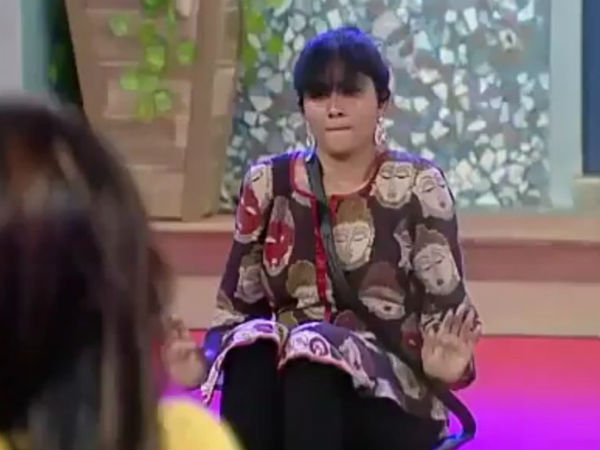 ஜூலி உடையால் சர்ச்சை 