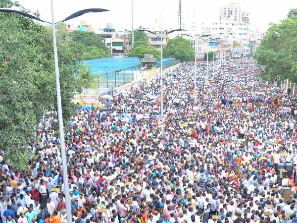 அரசு ஊழியர்கள் கைது 