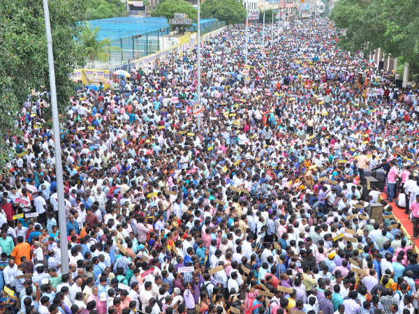 பல்லாயிரக்கணக்கானோர் பேர் பங்கேற்பு 