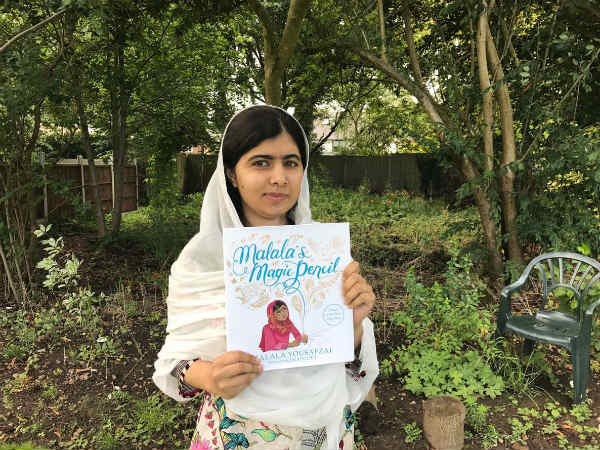 புத்தகத்துடன் போஸ் 