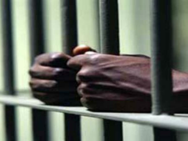 கைகளில் தான் குத்தப்படும் கைகளில் தான் குத்தப்படும்