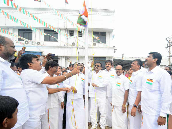 தேமுதிக கட்சி அலுவலகத்தில்... 