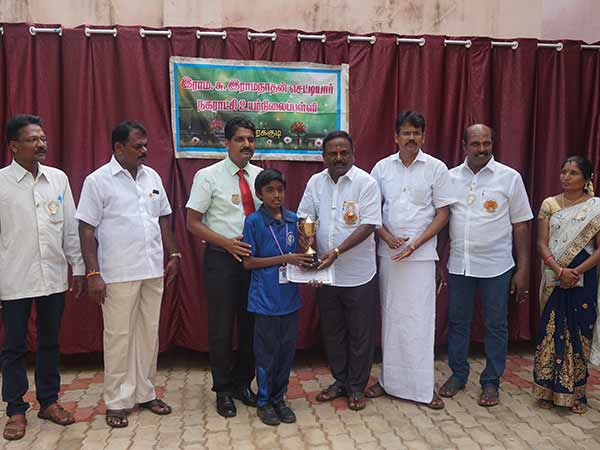 மாணவர்களுக்கு பரிசு 