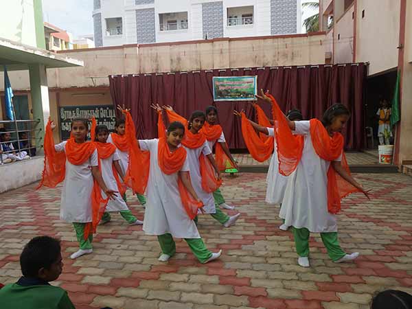 மாணவிகளின் நடனம் 