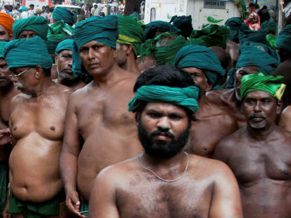 மூட்டை முடிச்சுடன் போராட்டம் 