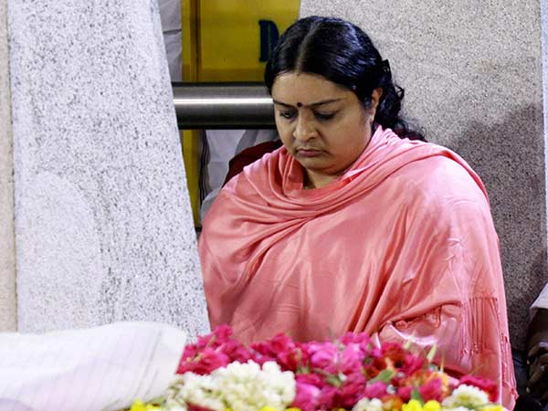  ஜெ. தீபாவும் சமாதியில் வந்து ஆதரவு 
