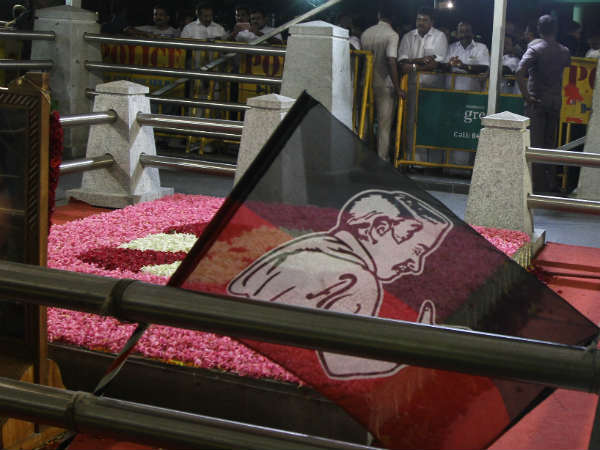 ஜெயலலிதா நினைவிடத்தில் தொண்டர்கள் ஜெயலலிதா நினைவிடத்தில் தொண்டர்கள்