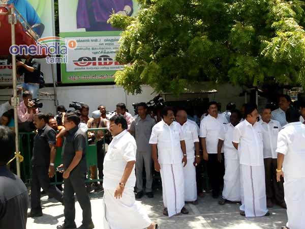 3 அணியினரும் குவிகின்றனர்