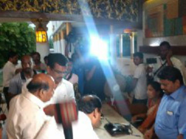 ரிசப்சனிஸ்ட்கள் மிரட்சி 