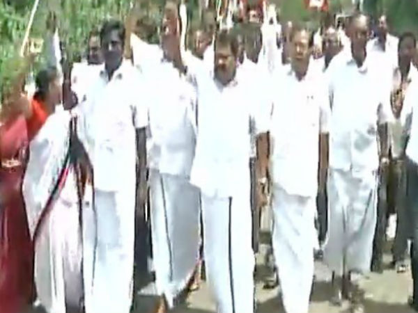 அதிமுக தொண்டர்கள் அதிமுக தொண்டர்கள்