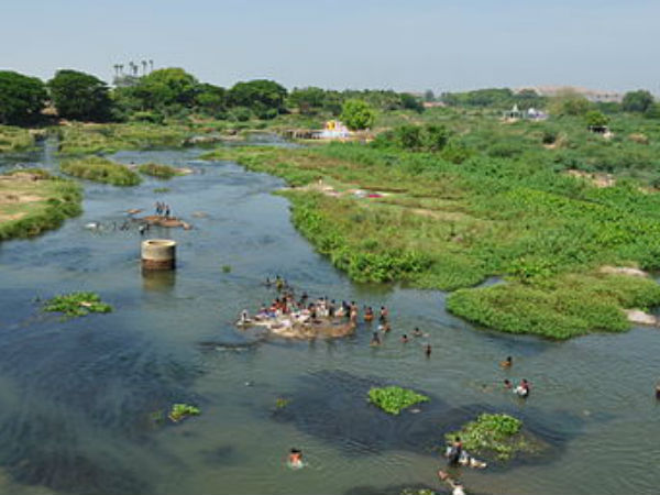 மழை பொழியும் மழை பொழியும்