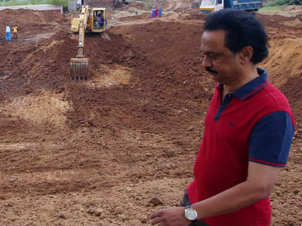 பொதுமக்கள் தடுத்து நிறுத்தம் 