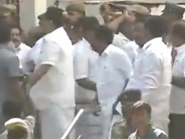 திமுக உறுப்பினர்கள் மீது புகார் 