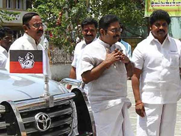 3 பேர் தினகரன் ஆதரவாளர்கள் 