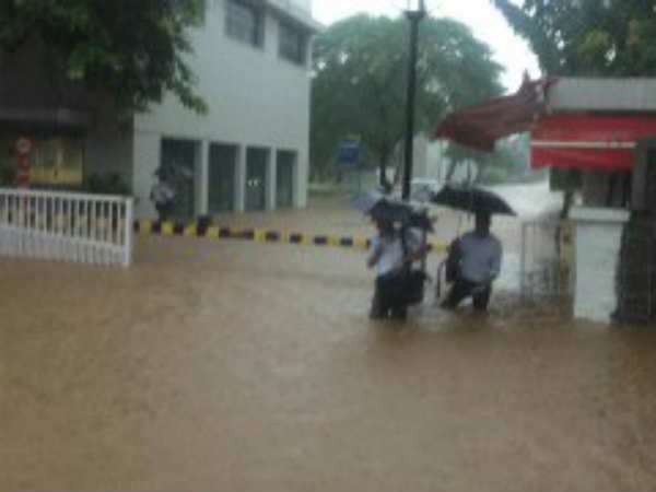 வெள்ளத்தில் மிதக்கும் மும்பை 