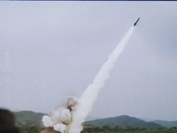 எச்சரிக்கும் ஏவுகணைகள்