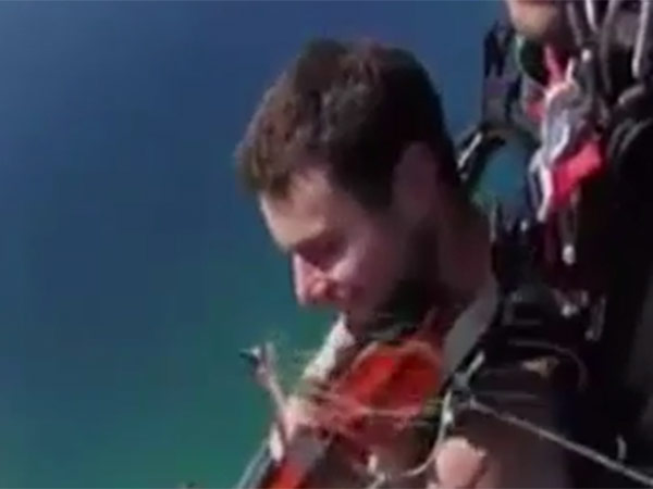 நிர்வாணமாக குதித்தார் 