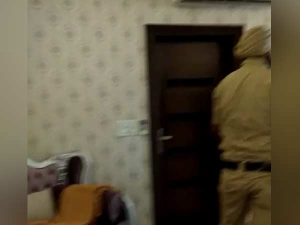  வெண்பட்டு நாற்காலி 