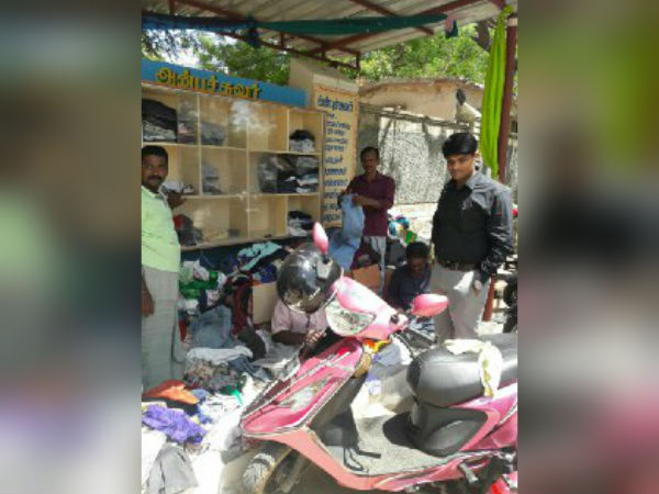 lots of cloths comes to the Anbuchuvar in Nellai 