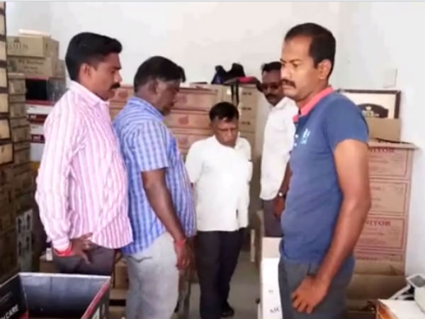 Armed robbers looted lakhs of rupees in karur Tasmac shop 
