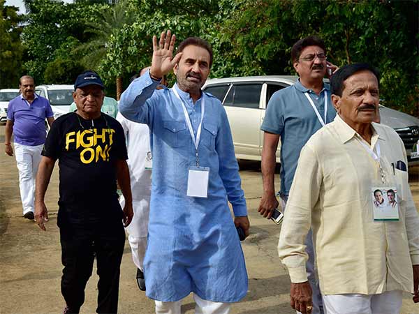 Guj MLAs arrive at Ahmedabad amidst tight security 