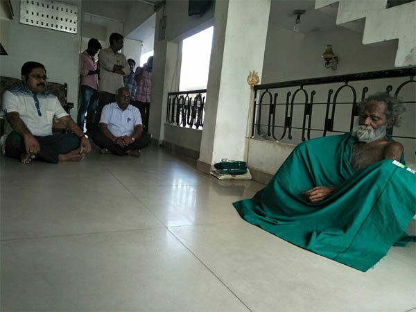 TTV Dinakaran meets Mookupodi Swamygal