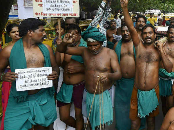Citing Independence day security reasons police at Delhi forcefully evicted TN farners Citing Independence day security reasons police at Delhi forcefully evicted TN farners