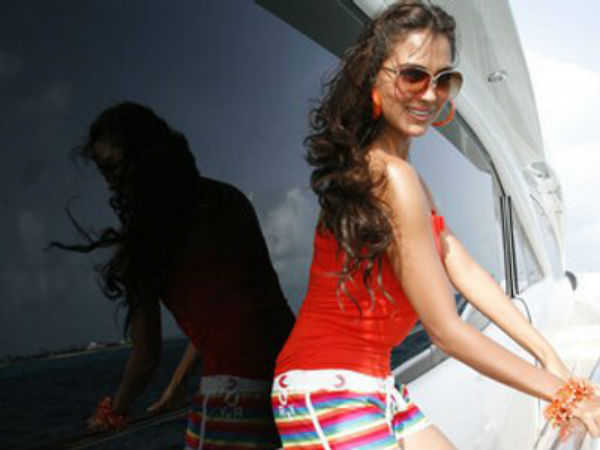 Lara Datta Uses Grand Slam Towels To Block Rainwater 