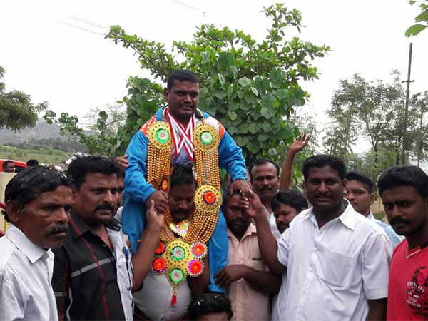 Madurai Farmer's son Ganesan won 3 gold medals at International sports Madurai Farmer's son Ganesan won 3 gold medals at International sports