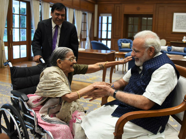 A 103-Year-Old tied Rakhi To PM Narendra Modi A 103-Year-Old tied Rakhi To PM Narendra Modi