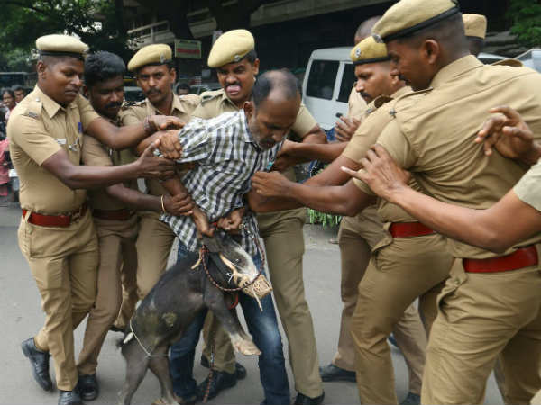 9 Periyarist held for Panrikku Poonool podum porattum 